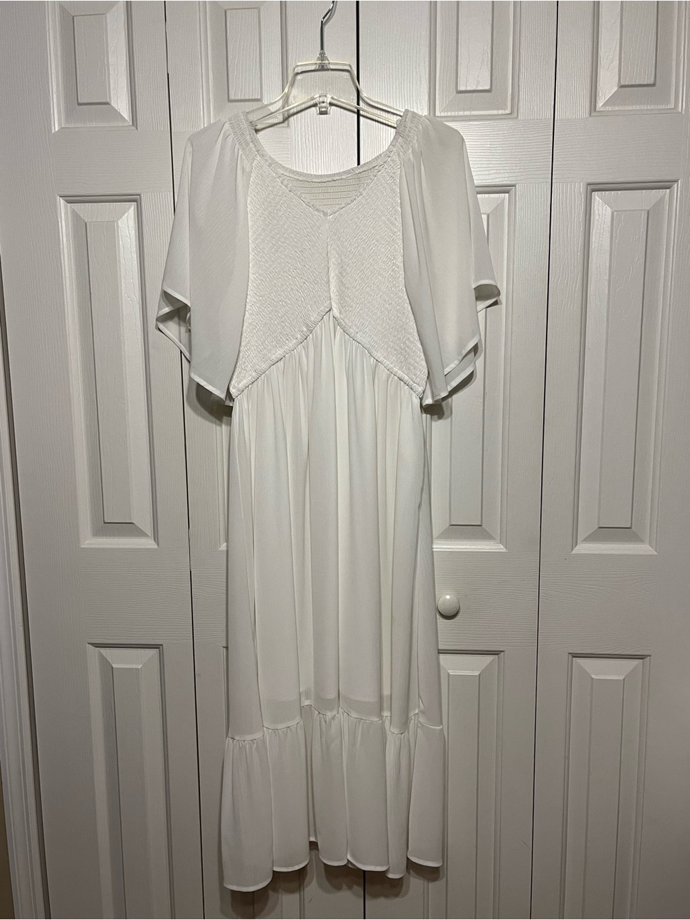 White boho style midi dress.  Ruffle bottom and flutter sleeves.  XL